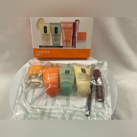 Clinique 6 piece Makeup Set with Clinique Happy - Picture 9 of 11